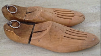 Antiquité. Collection. Paire de formes en bois pour souliers. L.