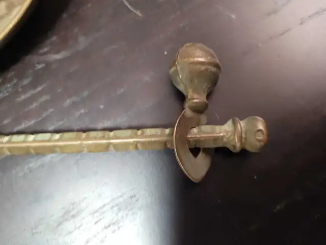 VINTAGE BRASS SCALE. HANGING SCALE. SCALE in Arts & Collectibles in City of Toronto - Image 4