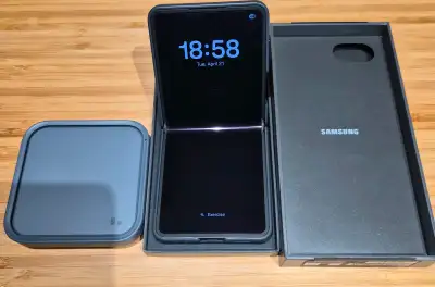 Samsung Galaxy Z Flip7 5G JetBlack 512 GB, View more