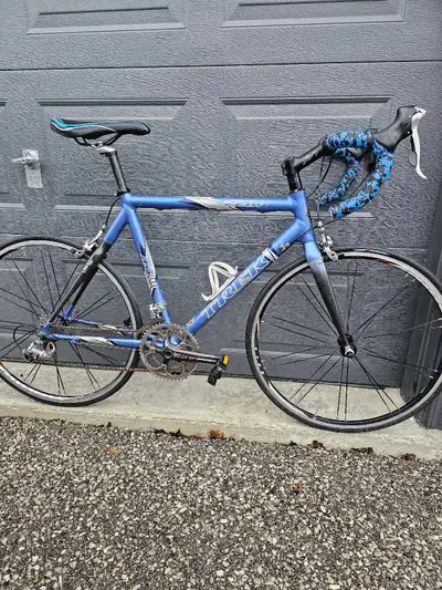 Trek 2200 ZR 9000 Road Bike. 50 cm part Aluminum part carbon fiber. It will fit someone 5.0 to 5.4 Z...