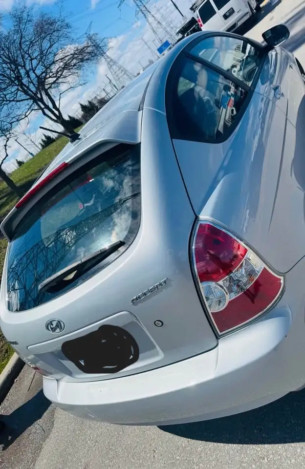 2009 Hyundai Accent GL ..98000 KM