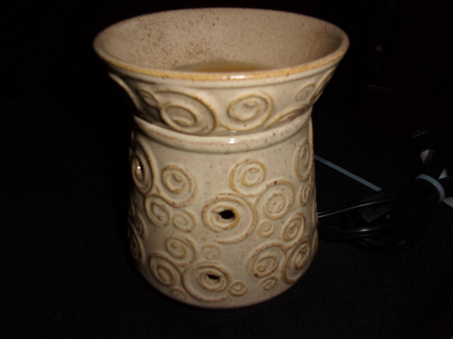 scentsy warmer in Home Décor & Accents in Belleville