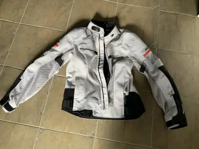 Préparez-vous pour l'automne avec cet ensemble de moto pour femme, taille 38-40. L'ensemble est en e...