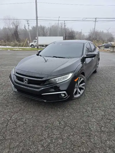 2019 honda civic touring, 117 000km, couleur extérieur noir intérieur noir cuir, toit ouvrant, camér...