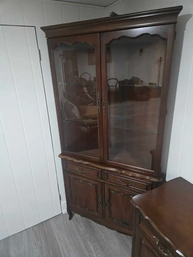 Malcolm Furniture China Cabinet and matching side table. in Hutches & Display Cabinets in Mississauga / Peel Region - Image 3