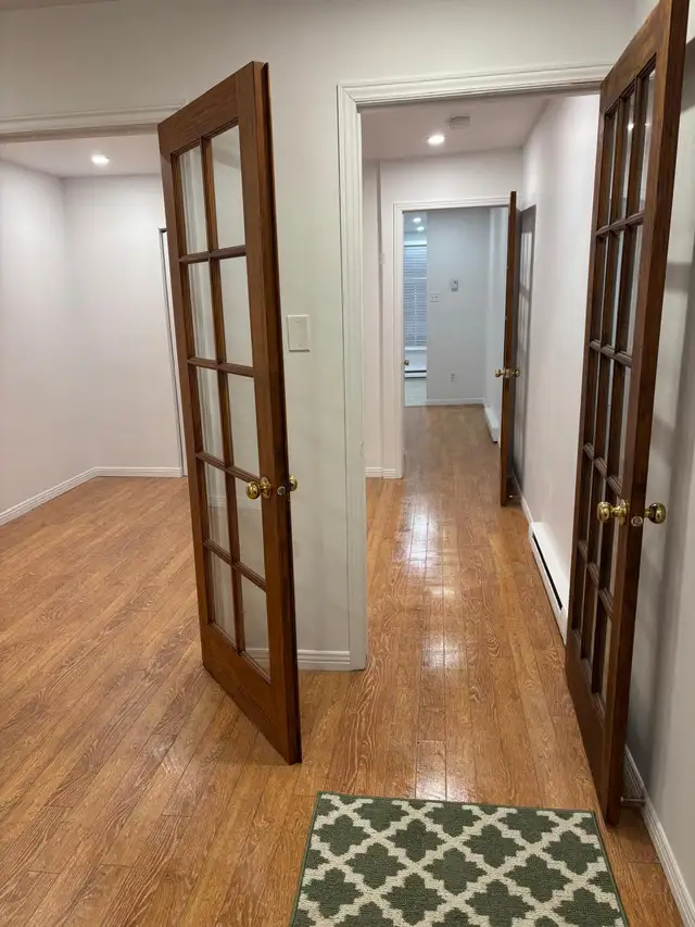 3 1/2 Rénové. Libre. Rez-de chaussée