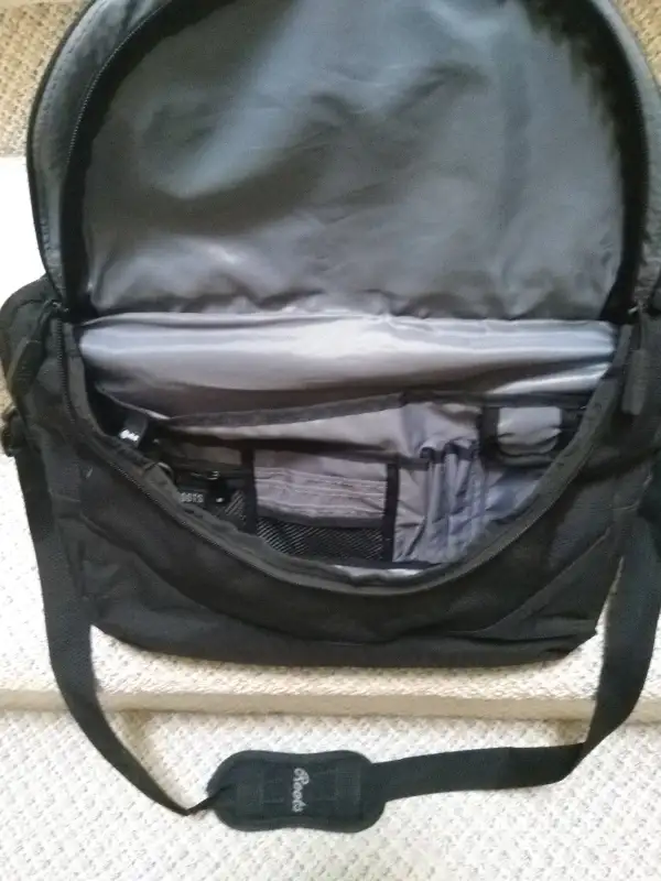 Laptop bag /briefcase, Roots Canada in Laptop Accessories in Oakville / Halton Region - Image 6