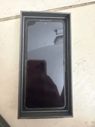 Samsung Galaxy Z Flip – Like New – Unlocked. 256GB, View more