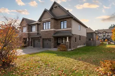 Welcome home to this bright, well-kept townhome in a convenient Orléans community. The open-concept...