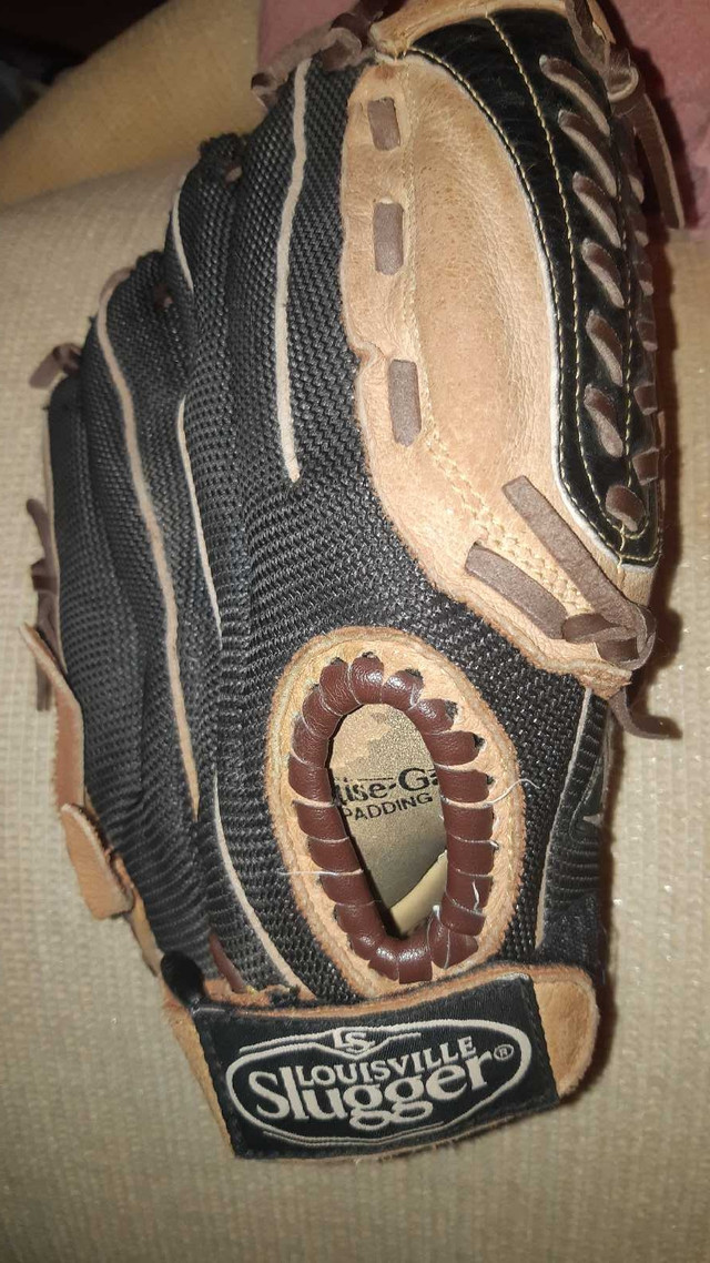 Baseball glove, youth size - Louisville Slugger in Baseball & Softball in London - Image 4