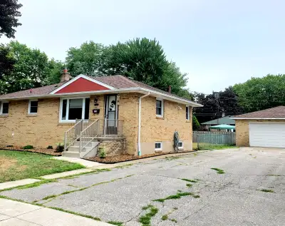 - Single-family home in LaSalle, walking distance to all amenities: waterfront, parks, schools, shop...