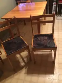 2 chaises en bois franc ( hêtre) pour set de cuisine 65$