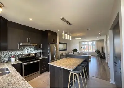 Condo sur 2 étages de type « maison de ville », de 3 chambres à coucher et 1 bureau avec fenêtre, tr...
