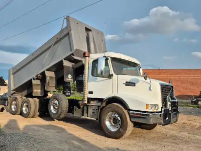 18 spd MANUAL. LOW km 390k Very clean and very well maintained unit. Recently painted cab, box and f...