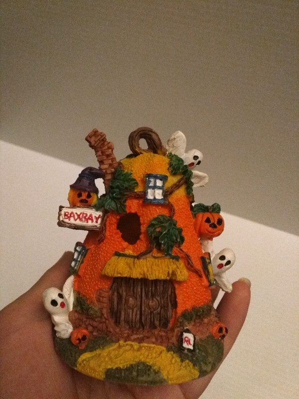 Halloween: vintage Pumpkin Hollow Hand Painted ceramic house in Holiday, Event & Seasonal in Cambridge