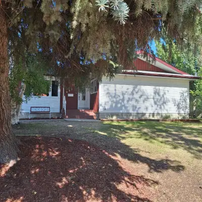 This elegant bungalow has a total of 2474 ft2 living space. The main floor has 1.5 baths & 3 bedroom...