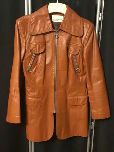 A stunning leather jacket. Size 9/10 US or 11/12 CANADA. Lining is in perfect shape....no rips or te...