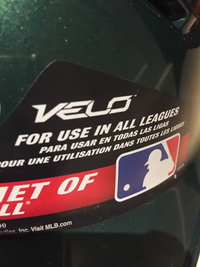 helmets/gloves/bat-new in Baseball & Softball in City of Toronto - Image 4