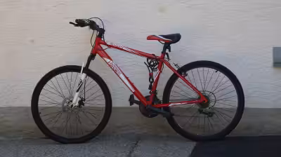 Beautiful mountain bike, good condition, this bike has had very little usage. 26" wheel and 5 gears