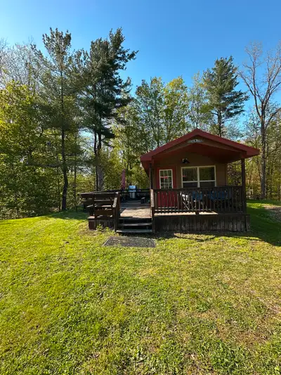 Beautiful 38ft x 13 ft cabin backing onto forest in cul de sac at Bissells hideaway resort. Private...