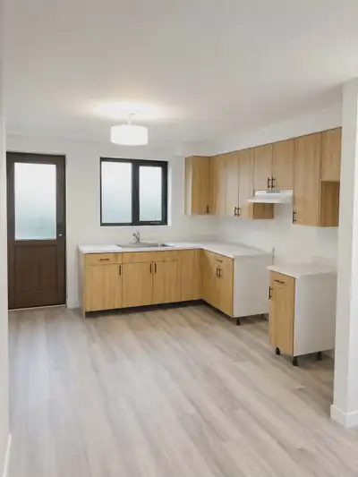 Beau logement 4 ½ entièrement rénové, situé en demi-sous-sol d’un immeuble tranquille à Longueuil. L...
