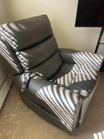 Fauteuil Auto-Souleveur Vrais Cuir - Comme Neuf acheté avril 2024,garantie 7 ans utilisé qques fois...