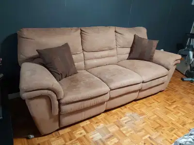 Sofa de marque Elran inclinable très propre, il y a seulement une petite planche en dessous qui doit...