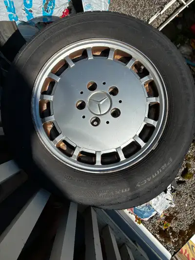 4 pneus tout-saison montés sur mags Mercedes-Benz originaux à vendre. Marque : Michelin Primacy MXV4...