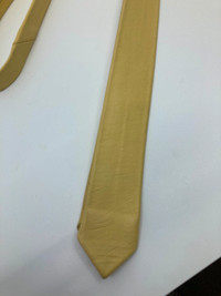Cravate étroite vintage 1980 en cuir jaune