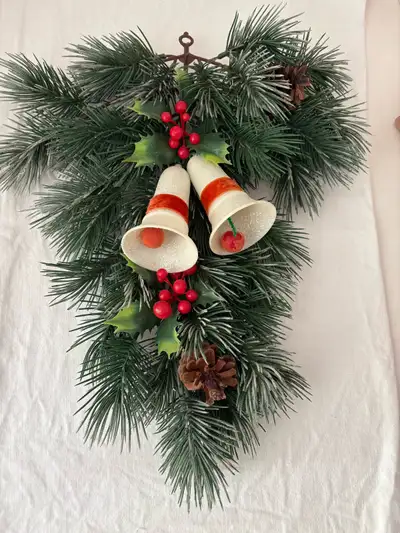 Add a touch of vintage charm to your holiday decor with this unique Christmas wall hanging. The hang...