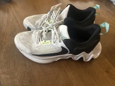 Nike Men’s Giannis  Immortality White & Black, View more