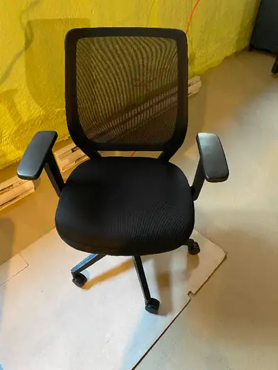 Fauteuil de bureau en tissu, de la collection Essentials, dossier en maille, noir, acheté chez burea...