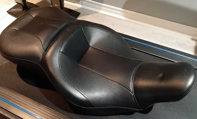 Harley Davidson Seat in Motorcycle Parts & Accessories in Ottawa - Image 2