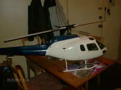 HELICO AU NITRO TELEGUIDÉ COMPLETTE SIZE 600 NE MANQUE QUE VOTRE RADIO (DX6I)ET LIPO BATTERIE DEMAND...
