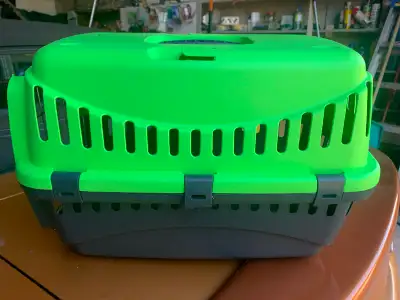 Petite cage de transport Gipsy neuve jamais utilisée pour chat, chiot ou petit chien d'environ 10 lb...
