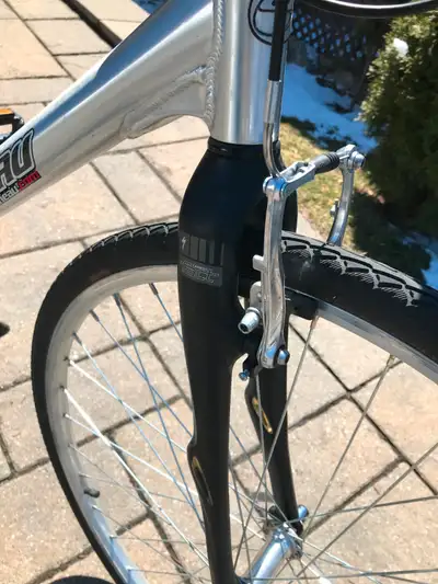 Vélo Louis Garneau, cadre 46 cm medium en aluminium avec fourche en carbone = très léger. Pneus 700...