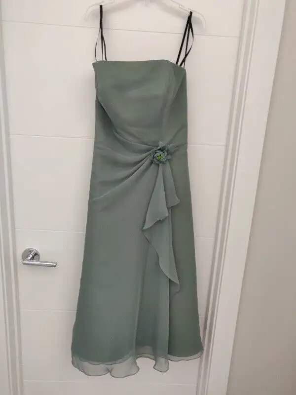 Bridesmaid / Graduation / Formal Strapless Dress Gown - Size 4 in Women's - Dresses & Skirts in Calgary - Image 2