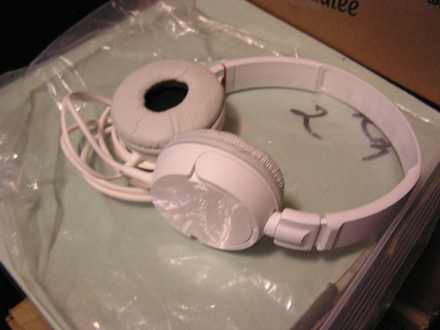 Sony Over-Ear Headphones White in Speakers, Headsets & Mics in London - Image 2