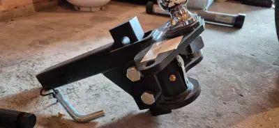 New never used 1000 lb. Husky equalizer hitch c/w 2 an 5/16th,s ball call to arrange viewing.