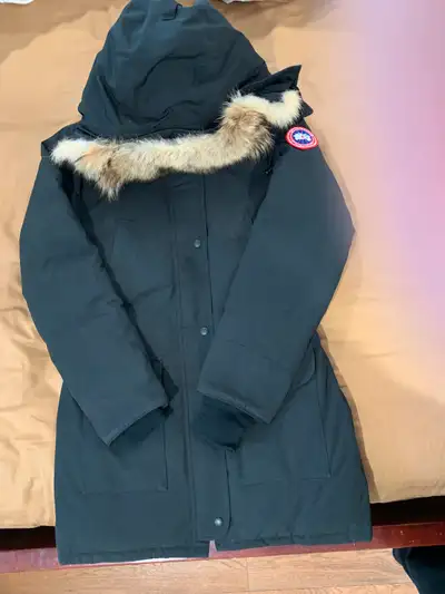 Women’s Canada goose, size M. No rip、no stains. Just cause kid wanna a new one and size doesn’t fit...
