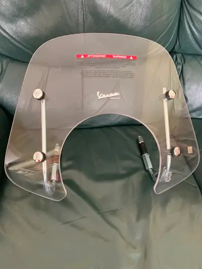 Pare brise neuf d'origine Vespa pour scooter 300 cc année 2023-24-25 vient encore avec sa boite et i...