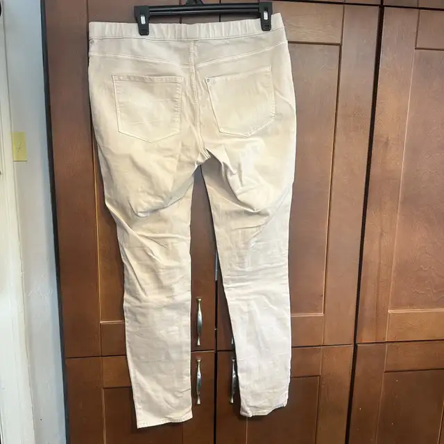 Pink jeans size 14  Denim mid rise skinny  elastic waist in Women's - Bottoms in Oshawa / Durham Region - Image 9