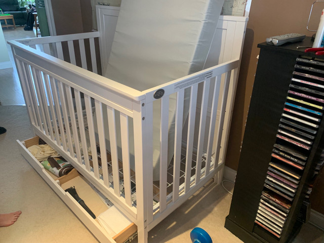 Ti Amo Wooden Crib with Drawer and Mattress in Cribs in Comox / Courtenay / Cumberland - Image 3
