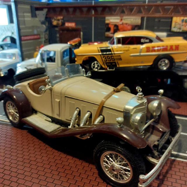 DIECAST CARS & TRUCKS  1:18 MERCEDES  in Toys & Games in Hamilton - Image 2