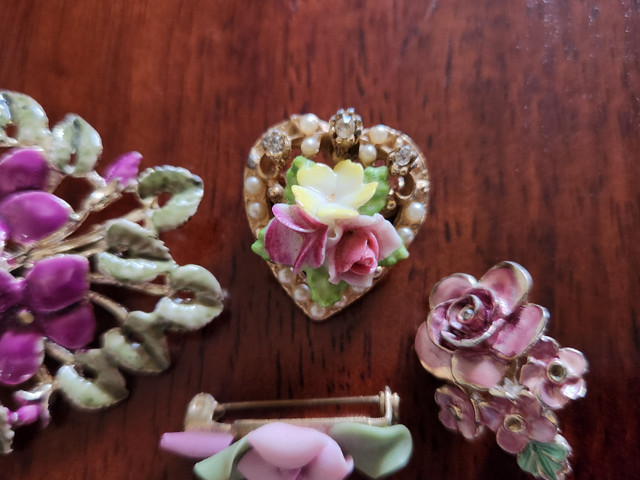 Vintage flower-themed brooches + earrings (incl. Coro) in Jewellery & Watches in Fredericton - Image 3