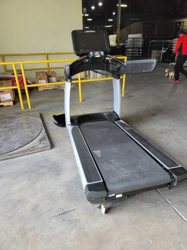 $200 off Serviced/Used Serviced Life Fitness  SE 95T Treadmill in Exercise Equipment in Markham / York Region - Image 4