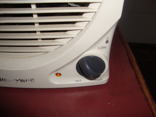 2 SMALL PORTABLE ELECTRIC HEATERS in Heaters, Humidifiers & Dehumidifiers in Norfolk County - Image 3