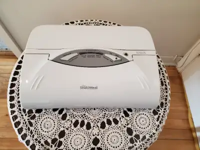 Rival vacuum sealer. Great for preserving dry food. Perfect condition, works well.