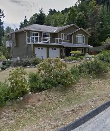 House for for RENT (2nd floor) plus big Garage – Available September 15 Spacious family home situate...
