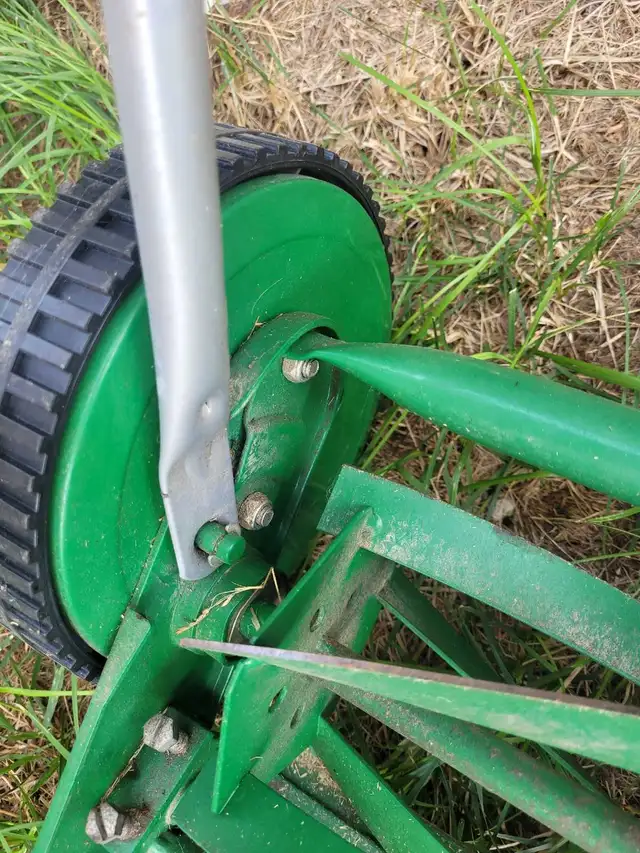Scotts Reel. 14" in Lawnmowers & Leaf Blowers in Kitchener / Waterloo - Image 6